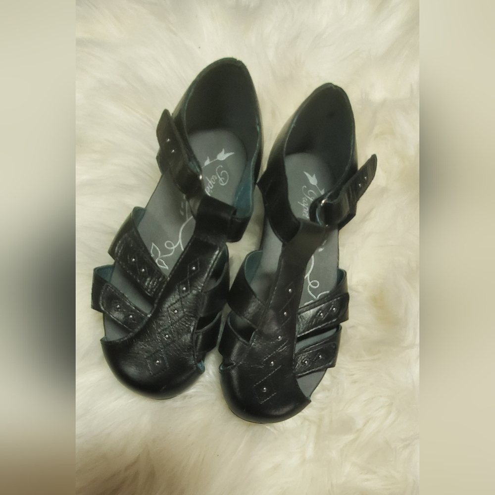 Propet Leather Hook-and-Loop closed toes and heel Sandals.